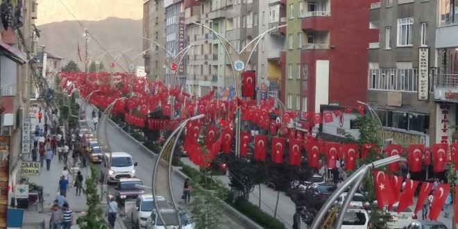 Hakkari, T�rk bayraklar� il ���ld�yor