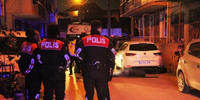 Kocaeli'de kavgay� ay�rmak isteyen 3 polis yaraland�