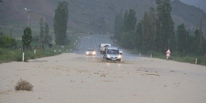 Erzurum'un ilçelerini sel bastı, yollar ulaşım kapandı