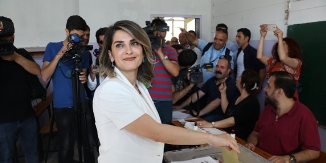Selahattin Demirtaş'ın eşi oyunu kullandı
