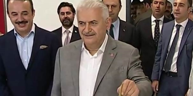 Başbakan: Koltuk elimde kaldı