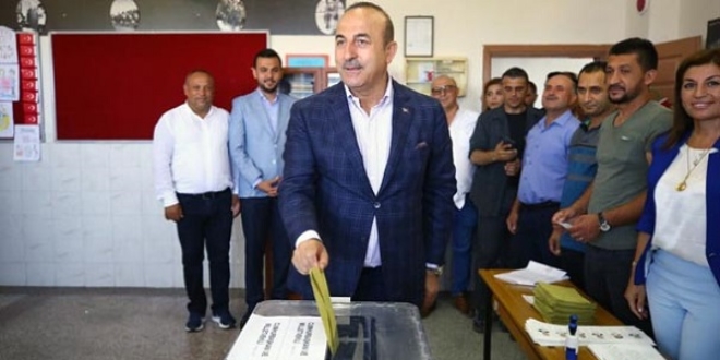 Bakan Çavuşoğlu oyunu memleketi Antalya'da kullandı