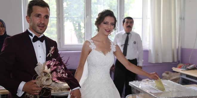 Gelinliği ile sandık başına geldi