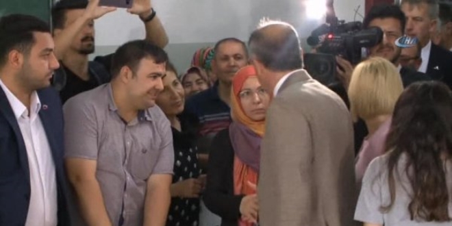 Başörtülü kadın İnce'nin elini sıkmadı yalandı