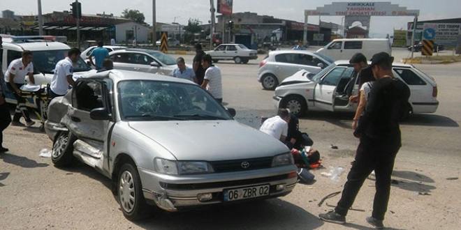 Otomobiller kırmızı ışıkta çarpıştı: 9 yaralı