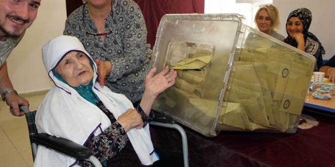 108 yaşındaki Asiye nine oyunu kullandı