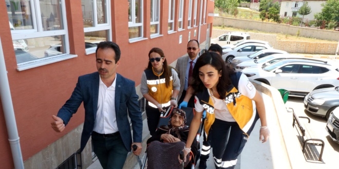 83 yaşında sedye üzerinde oy kullandı