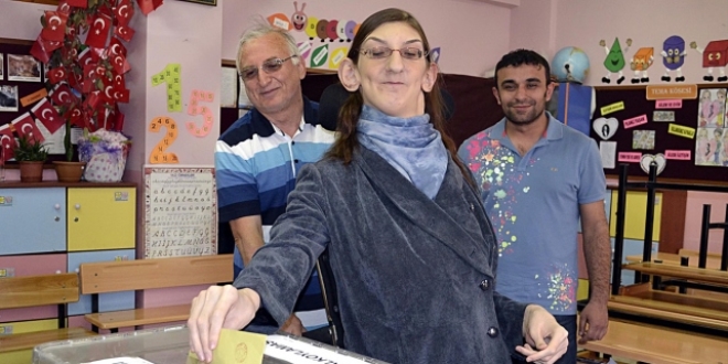 Dünyanın 'en uzun genç kızı' oyunu kullandı