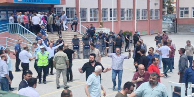 Ankara'da görevliler ile müşahitler arasında tartışma