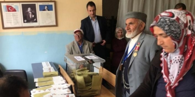 60 yıldır seçimlerde müşahitlik yapıyor