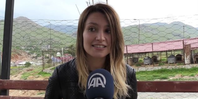 İngilizce öğretmeni, sandığa kedisiyle geldi