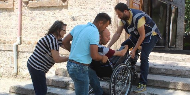 Engelli vatandaşlar oy kullanırken zor anlar yaşadılar
