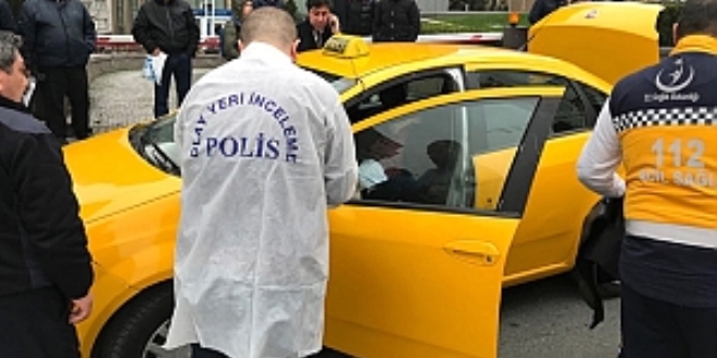 Taksi şoförü, turist çiftin parasını almaya çalıştı