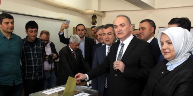 Bakan Özlü'nün oy kullandığı sandık 'Erdoğan' dedi