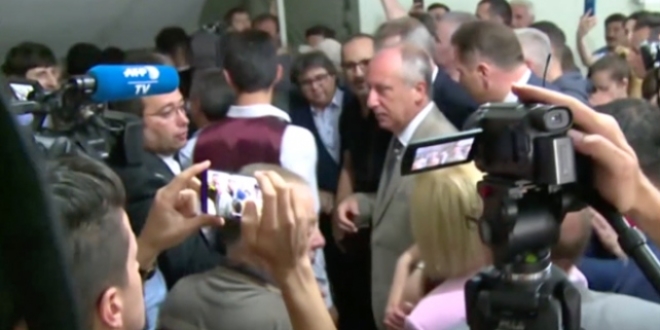 Muharrem İnce, TRT ekibini dışarı çıkardı