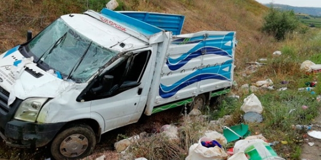 Bursa'da iileri tayan kamyonet devrildi: 2 l, 37 yaral