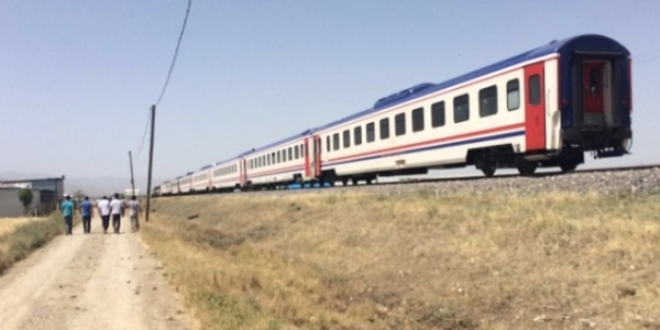 Elaz��'da trenin �arpt��� ki�i hayat�n� kaybetti