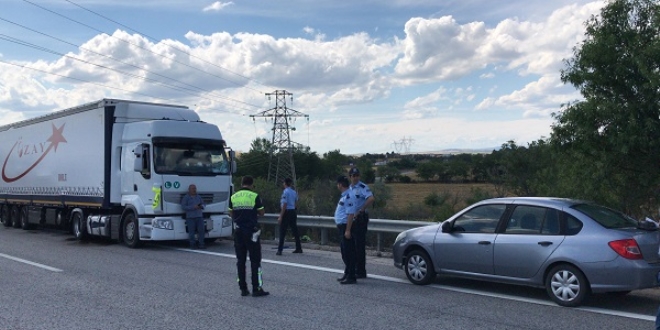TIR'la �evreyolunda ters y�nde giden s�r�c�ye g�zalt�
