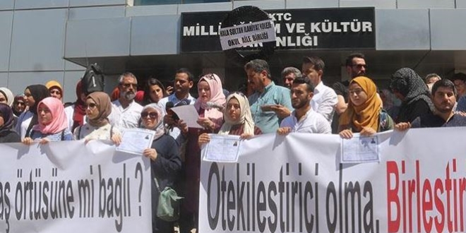 KKTC'de başörtülü öğrenciler diplomalarına kavuştu