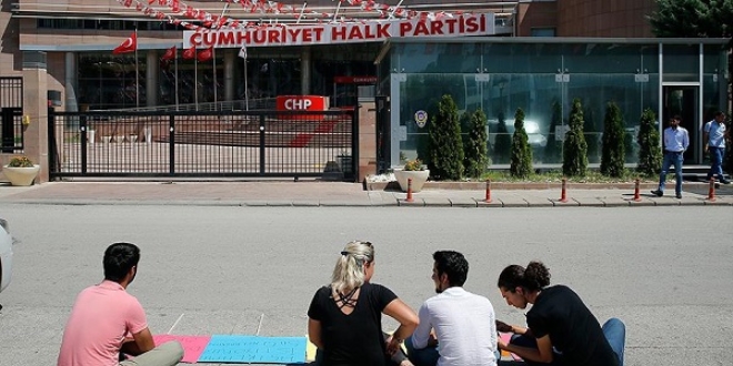 CHP'li gençler oturma eylemi başlattı
