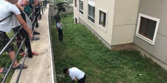 Trabzon'da 2 ya��ndaki �ocuk 11. kattan d��t�