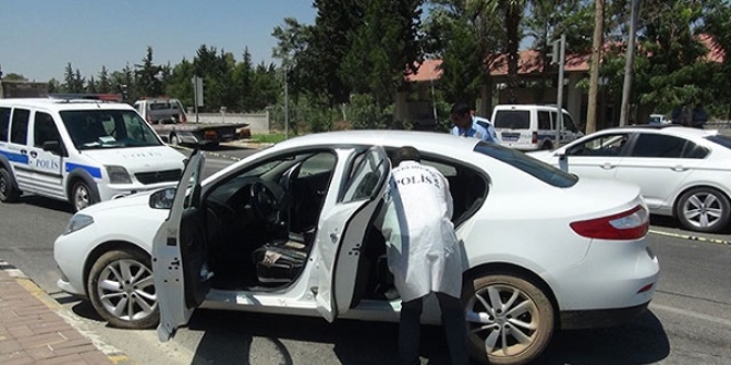 Kırmızı ışıkta beklerken silahlı saldırıya uğradı