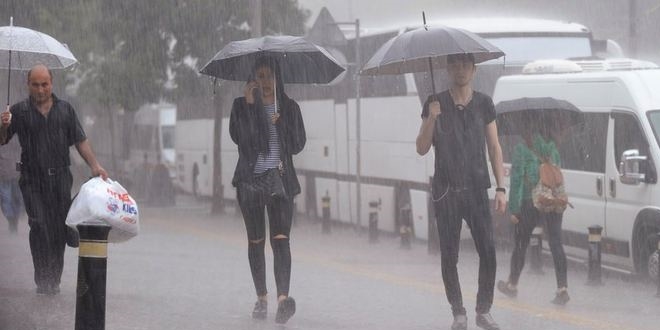 stanbul'da iddetli ya: Hava trafii durduruldu