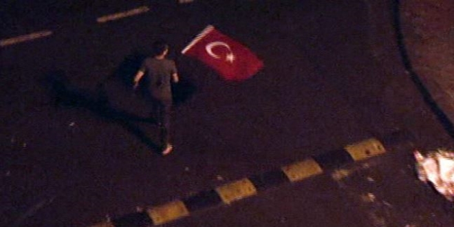 Bayrak sevgisi yağmur tanımadı
