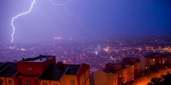 İstanbul'da sağanak ve dolu yağışı hayatı olumsuz etkiledi