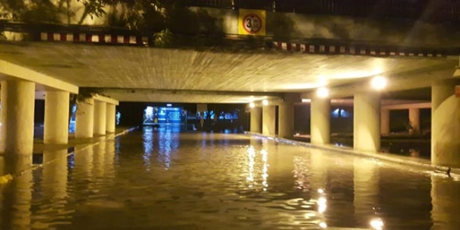 İstanbul'daki dolu yağışında köprü altına sığındılar