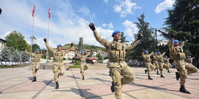 Komandolardan halk oyunları gösterisi göz doldurdu