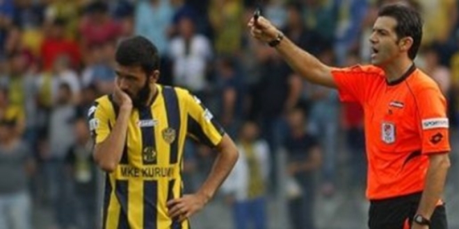 Eski hakem, ��kan kavgada b��akla yaraland�