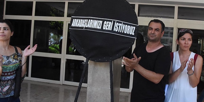 DEÜ'de açığa alınan akademisyenlerden siyah çelenkli protesto