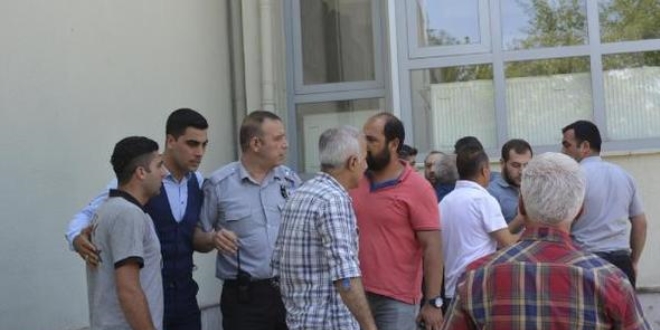 Mezuniyet töreninde çiçek kavgası