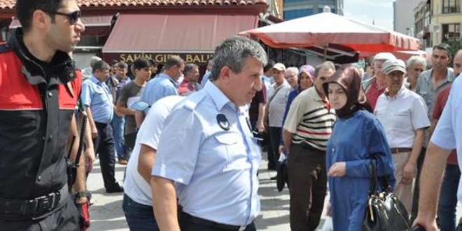 Seyyar satıcı, zabıta memuru'nu bıçakladı