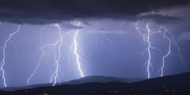 Dolu ve f�rt�nalara kar�� uyar�: Banyo yapmay�n