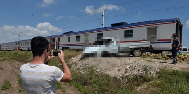 Trenin �arpt��� kamyonetten sa� ��kt�