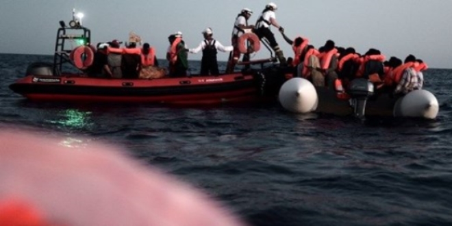 Akdeniz'de snmac teknesi batt: 100 kii kayp