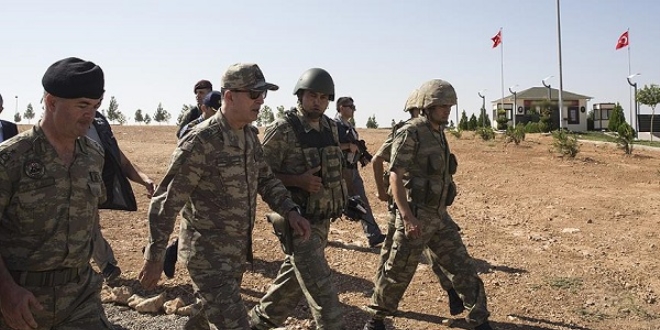 Genelkurmay Başkanı Akar, Suriye sınırında incelemelerde bulundu