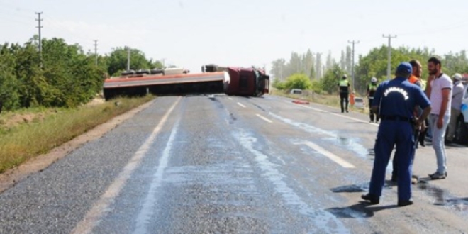 Niğde'de arı sokan sürücünün kullandığı tanker devrildi