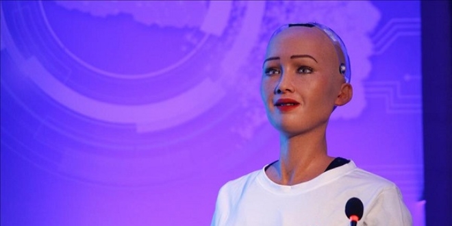 Robot 'Sophia' bir dil daha konuacak