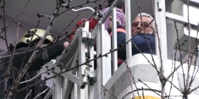 Yangında mahsur kalan bebeği vatandaşlar kurtardı
