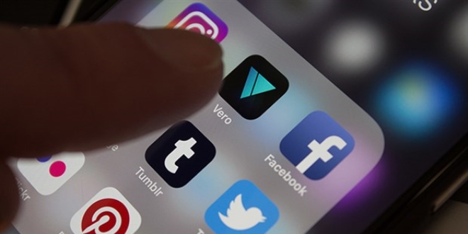 'Sosyal medya insan kalmaktaki diren noktalarn zayflatyor'