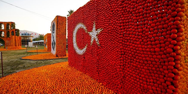 Finike'yi 50 ton portakaldan heykelle s�slediler