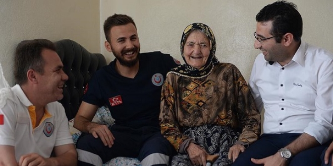 'Acil Servis'ten 105 ya��ndaki nineye do�um g�n� s�rprizi