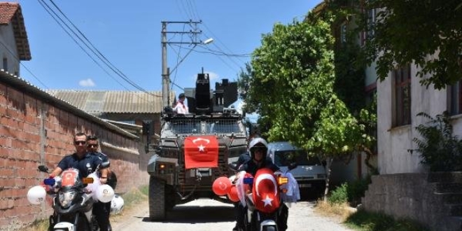 Zırhlı polis aracı şehit çocuğuna sünnet arabası oldu