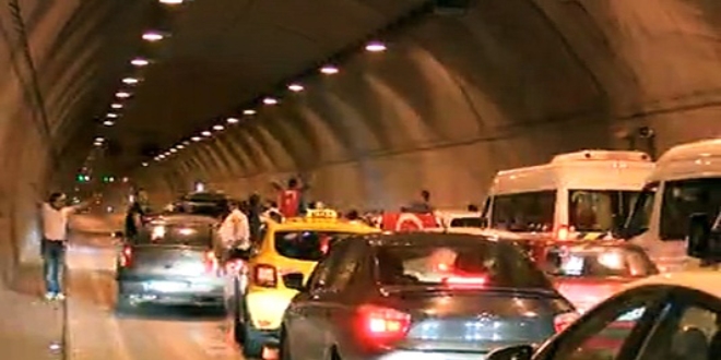 Tüneli trafiğe kapatıp asker eğlencesi yaptılar