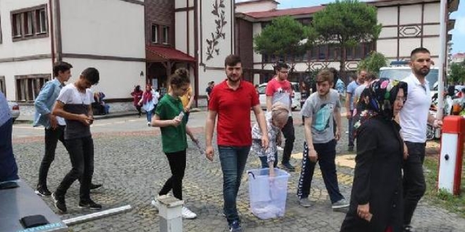 Rize'de kalem setlerini köy okulları için topladılar