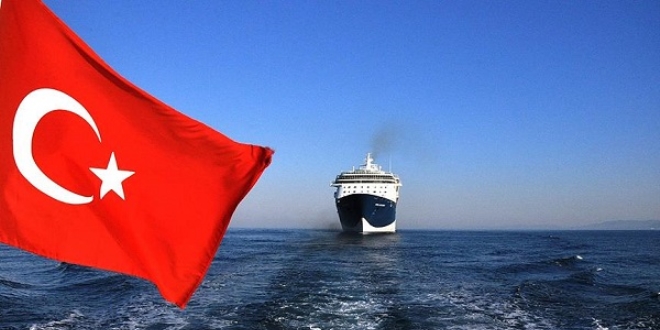 Sezonun en b�y�k kruvaziyeri Ku�adas�'na demirledi