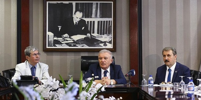Milletvekilleri mazbatalarını alıyor